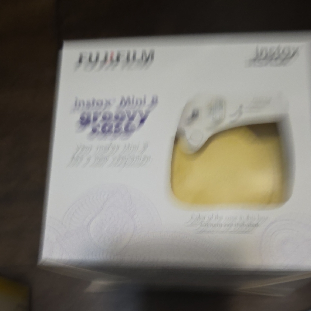 Fujifilm Instax Mini 8 in Bright Yellow with Accessories - Picture 4 of 7